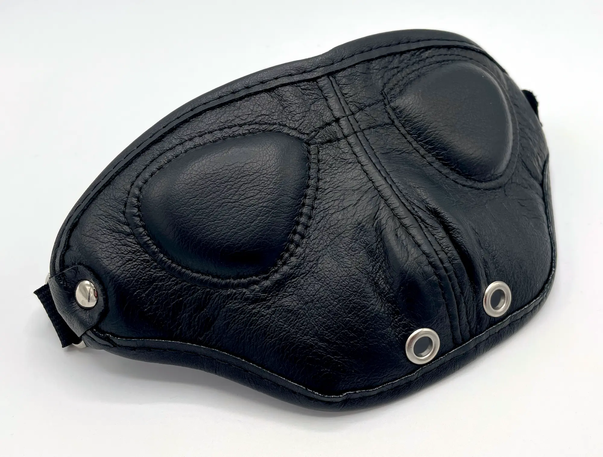 Gesichts-Maske mit Atemösen Productshot aus Echtleder