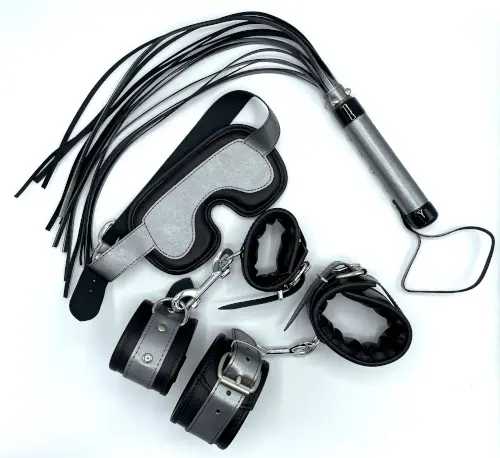 Silberne Set aus Peitsche, Hand- und Fussfessel und Augenmaske aus Echtleder