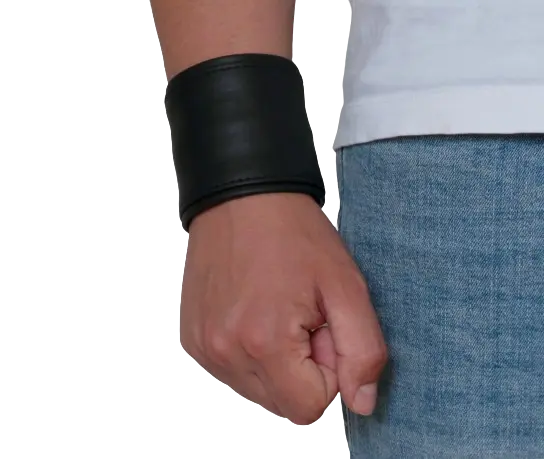 Armband mit Geldfach am Model ohne Hintergrund