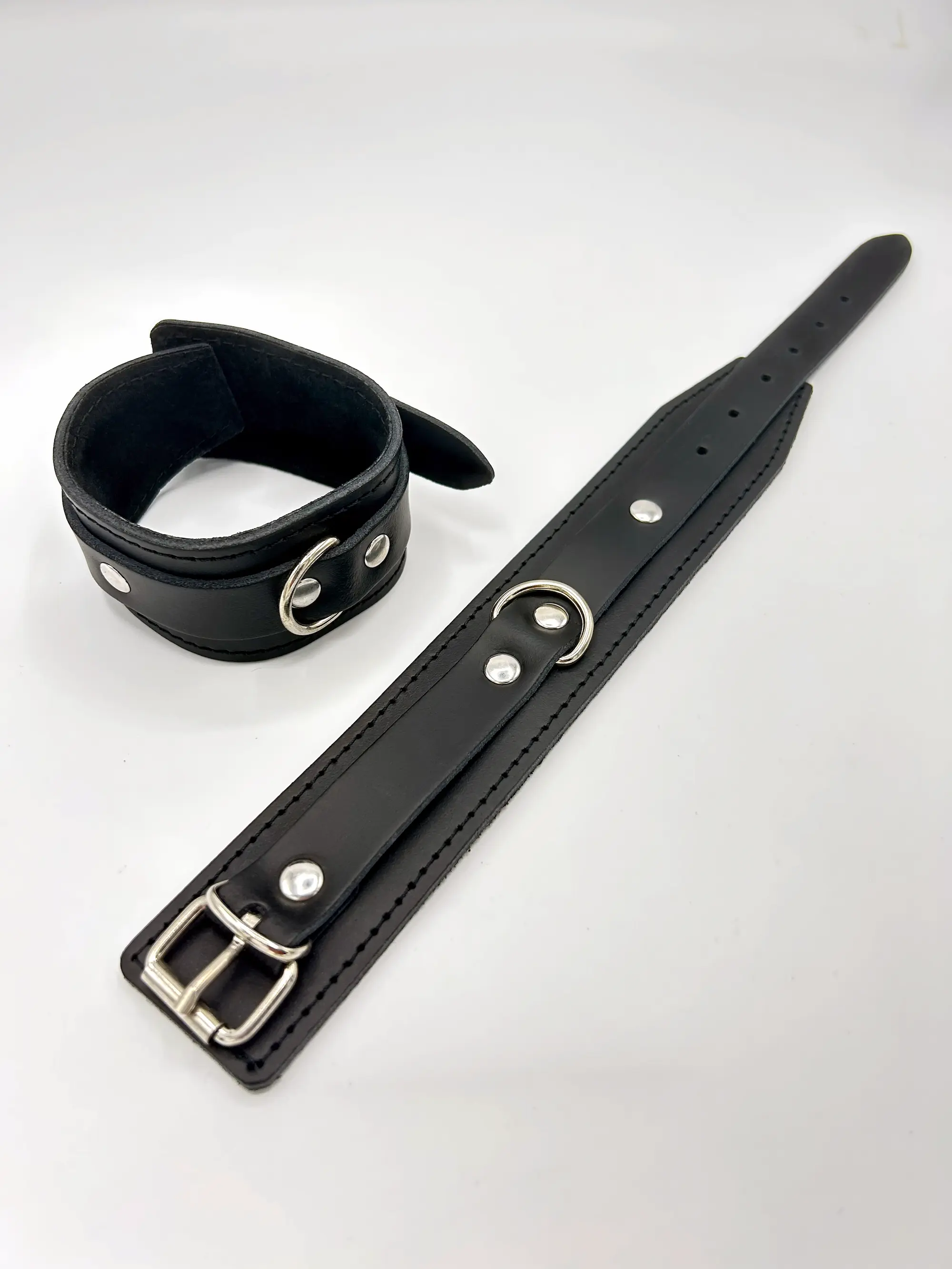 Fußfesseln classic draufsicht als Productshot aus schwarzem Echtleder