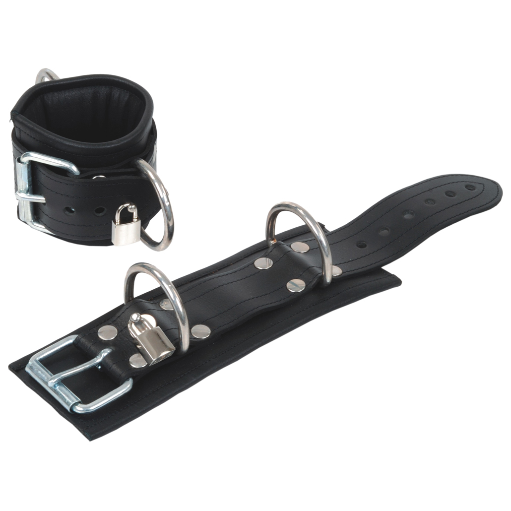 Abschließbare Leder Handfesseln als Freisteller von pm-bodyleather.de