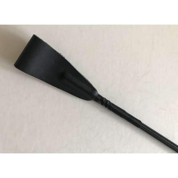 Spitze von Gerte in schwarz aus Leder in Nahansicht