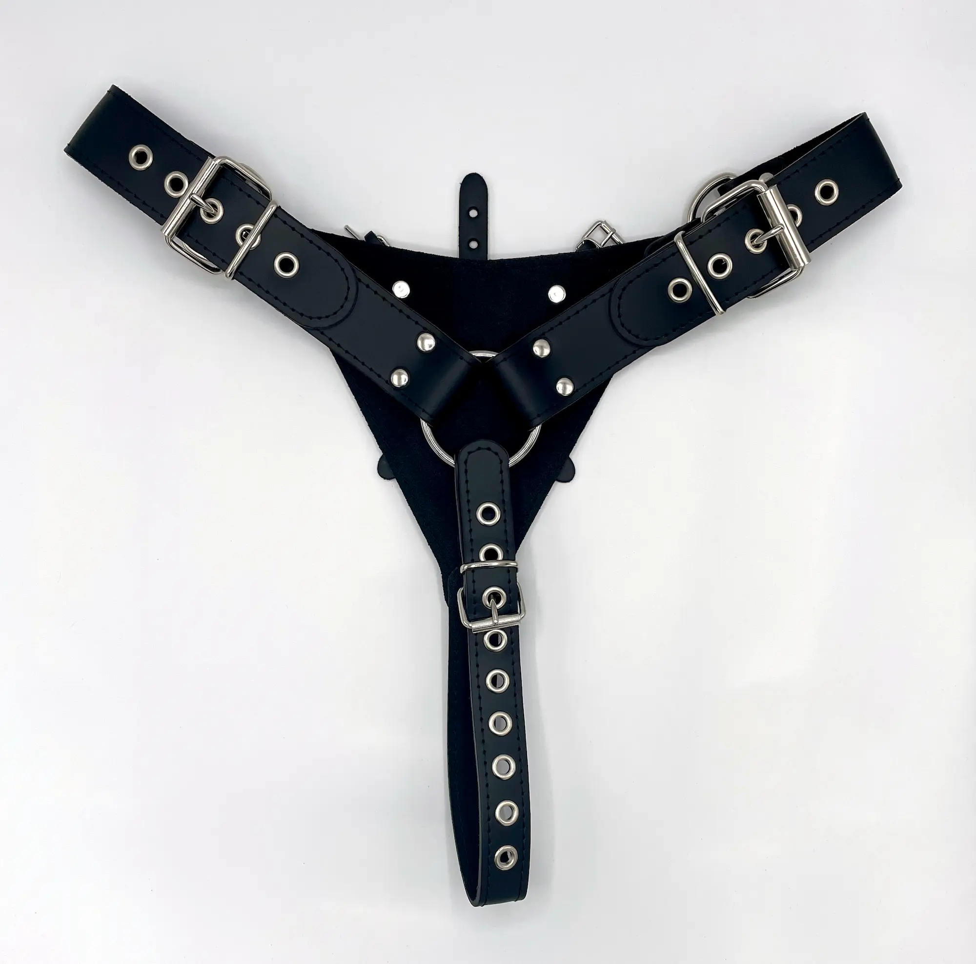 Rückansicht des Herren Dildo Harness aus Leder mit Schnallen und Ösen zur Größeneinstellung