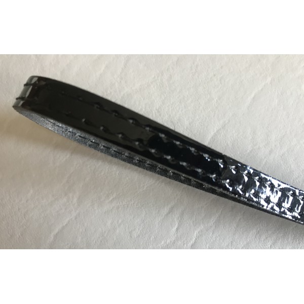 Nahansicht der Handschlaufe aus Lackleder abgenäht
