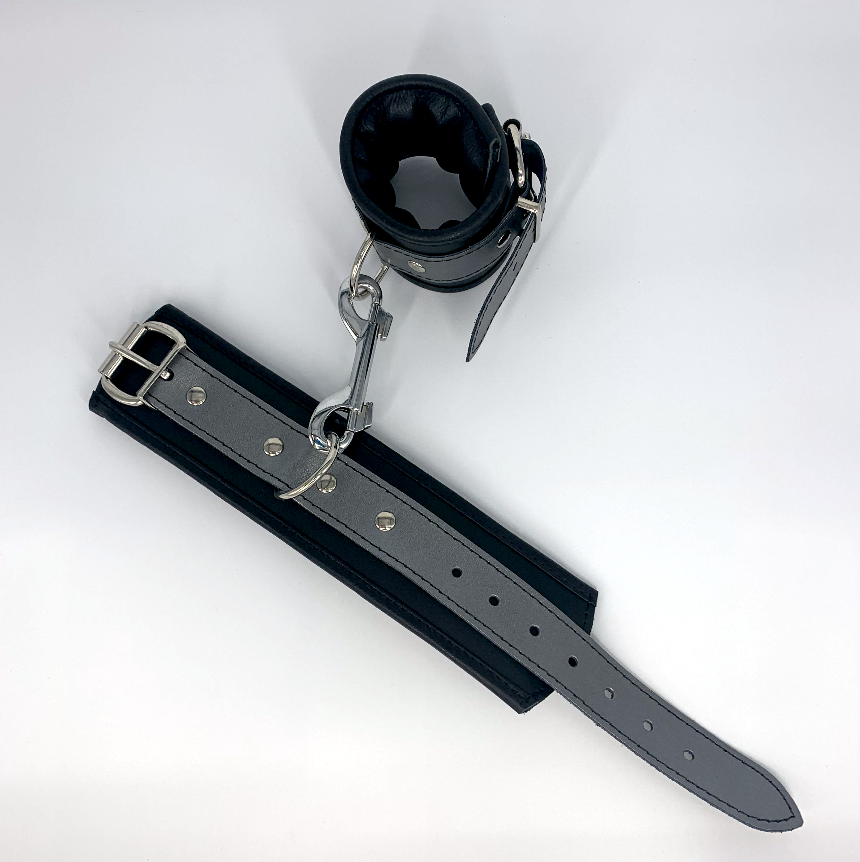 Handfesseln mit silbernem Leder