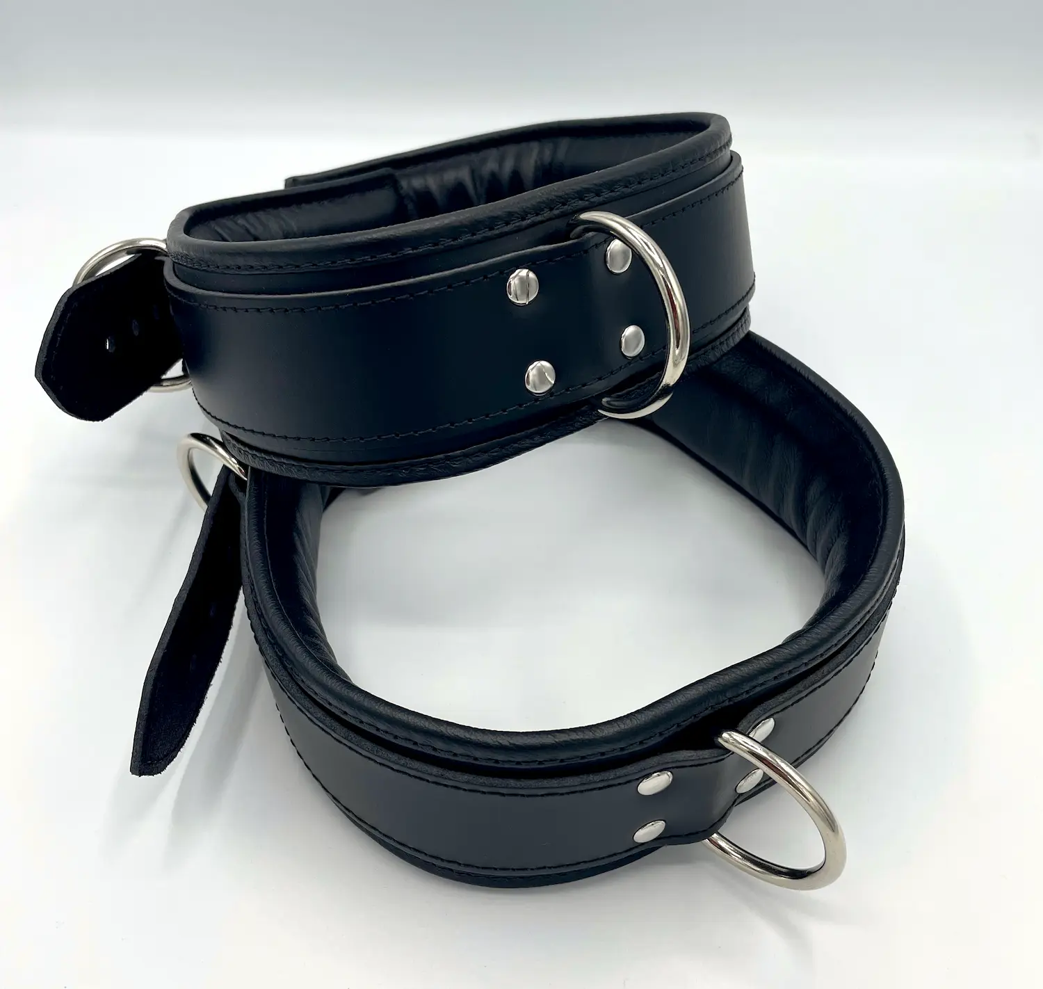 Oberschenkelfesseln (Paar) geschlossen von oben bei pm-bodyleather.de