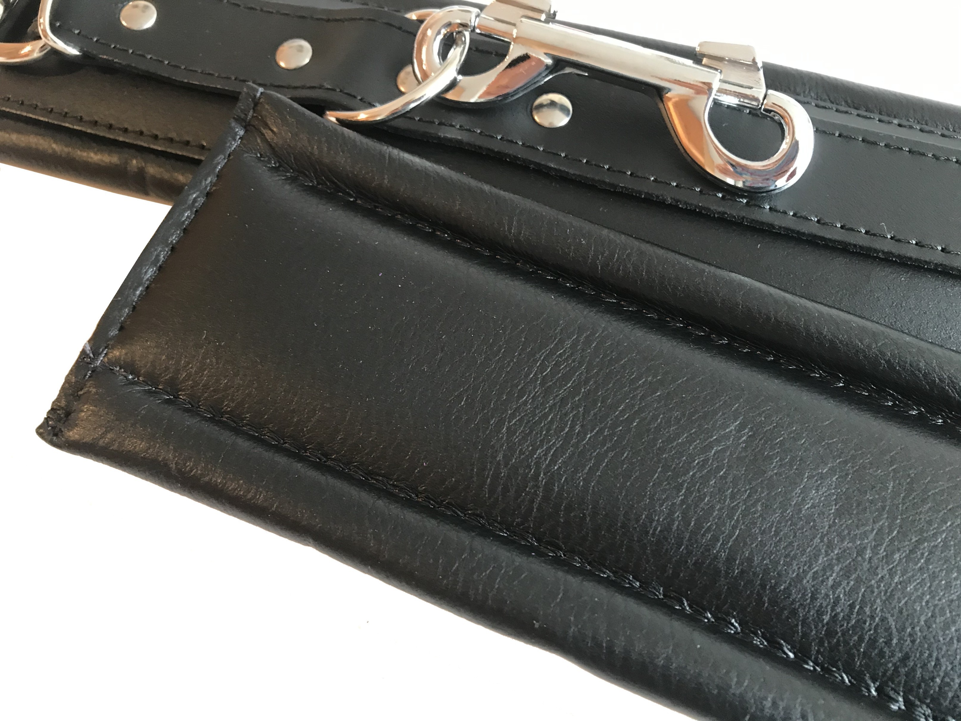 Innenseite von gepolsterte Fußfesseln mit Karabinerhaken pm-bodyleather.de