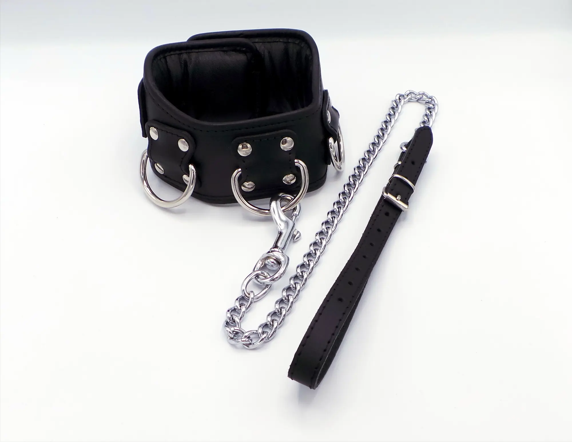 Verstellbares Rindsleder-Halsband mit verchromter Kette und Ringen für Paare