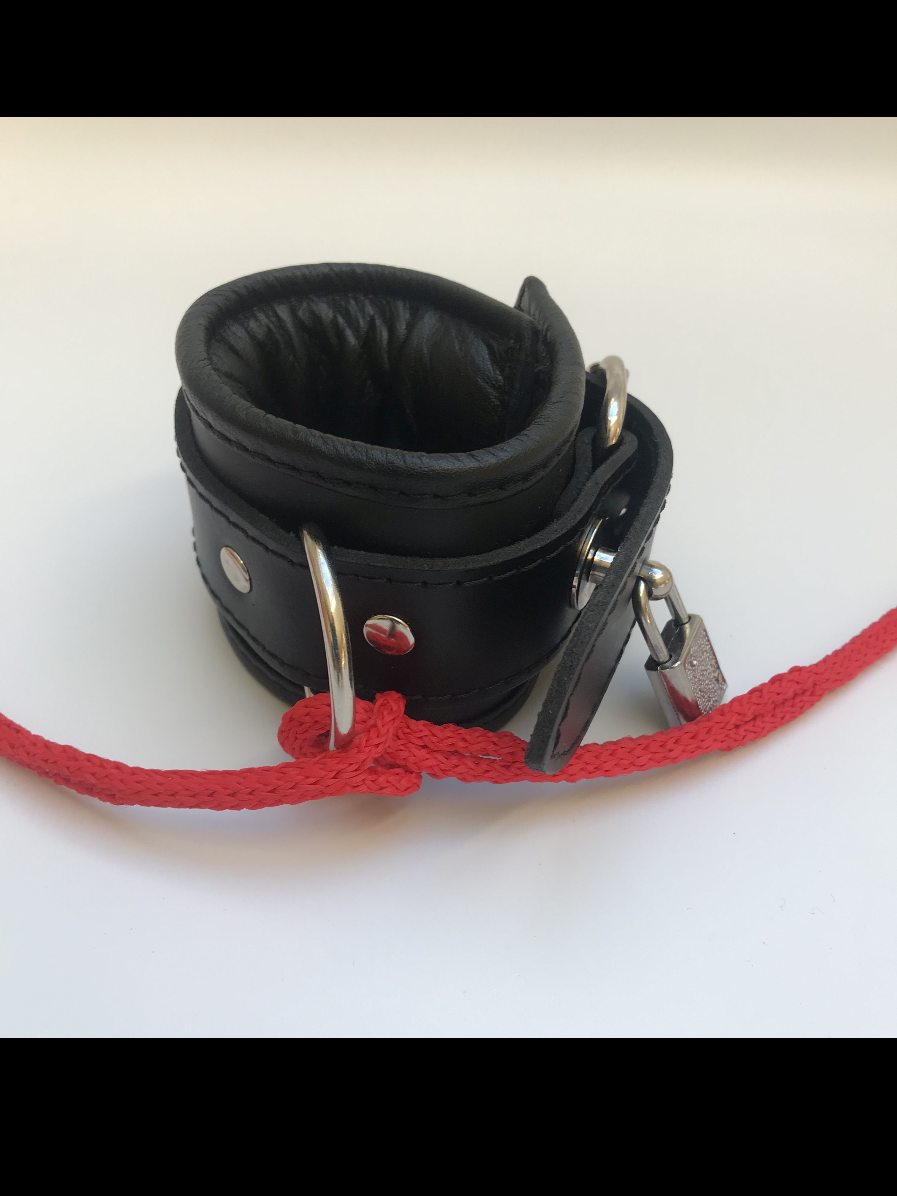 Anwendungsbeispielbild von rotem Spezialbondageseil mit Löchern