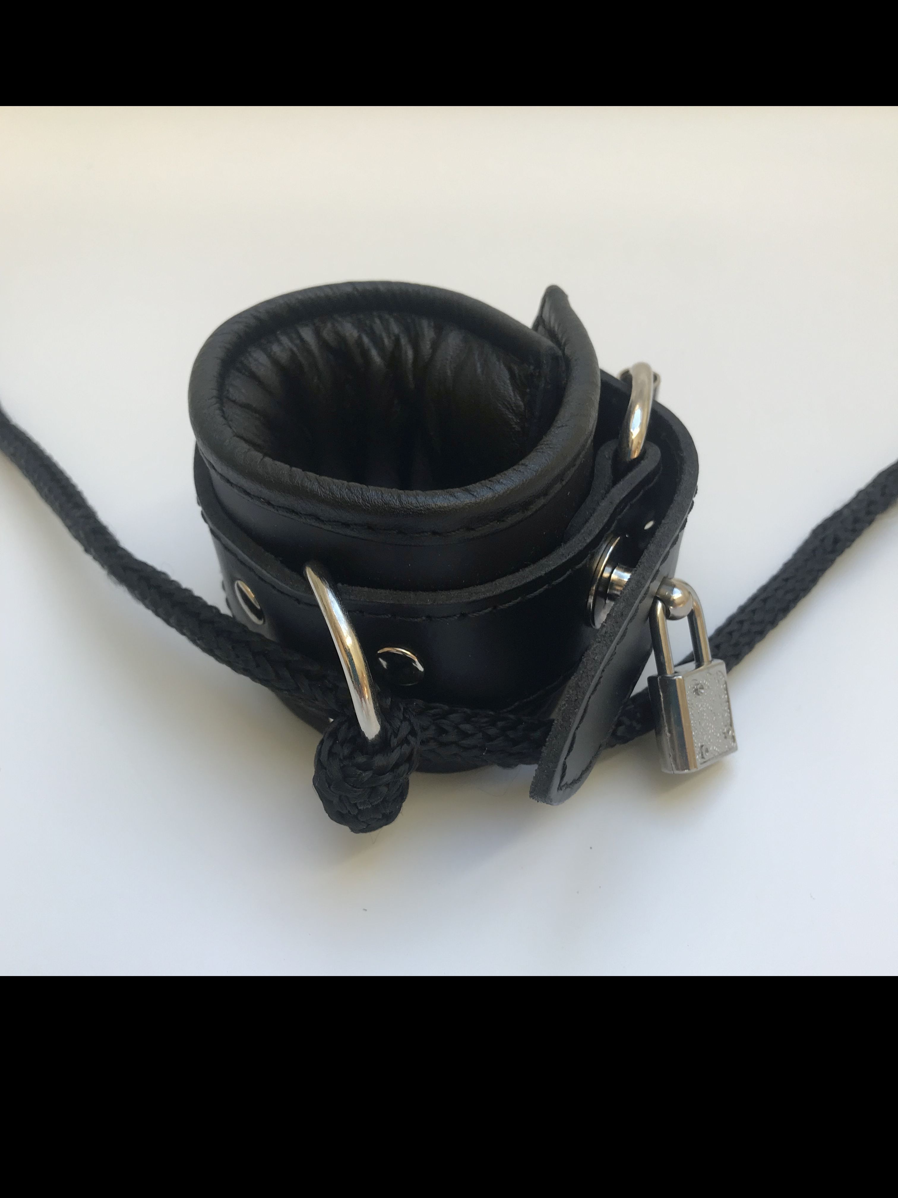 Anwendungsbild von Spezialbondageseil in schwarz an einer Handfessel