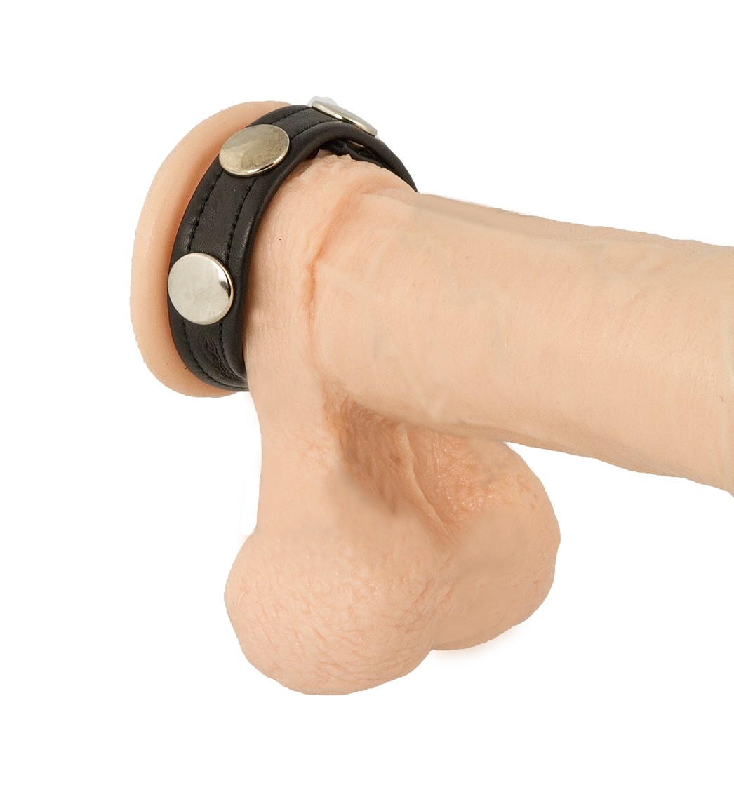 Extra langes schwarzes Hodenband mit Nieten am Dildo