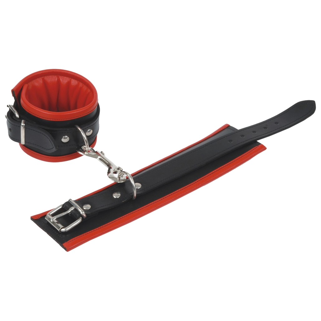 Schwarze Leder Fußfesseln mit rotem Polster, D-Ringen und Karabiner