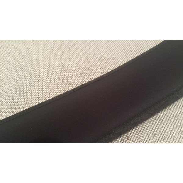 Schwarze Handfesseln mit Karabinerhaken am Model Unterseite