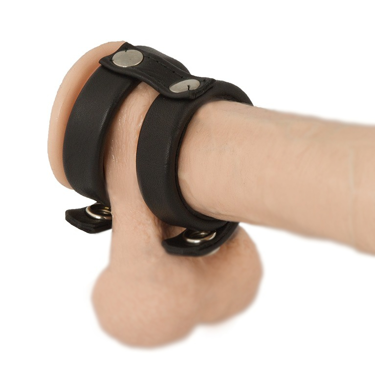 Penis- und Hodenband am Dildo getragen pm-bodyleather.de