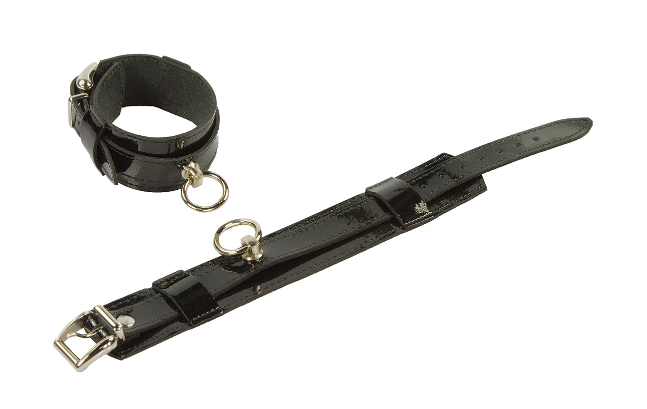 Schwarze Lackleder Fußfesseln mit Schnalle und O-Ring