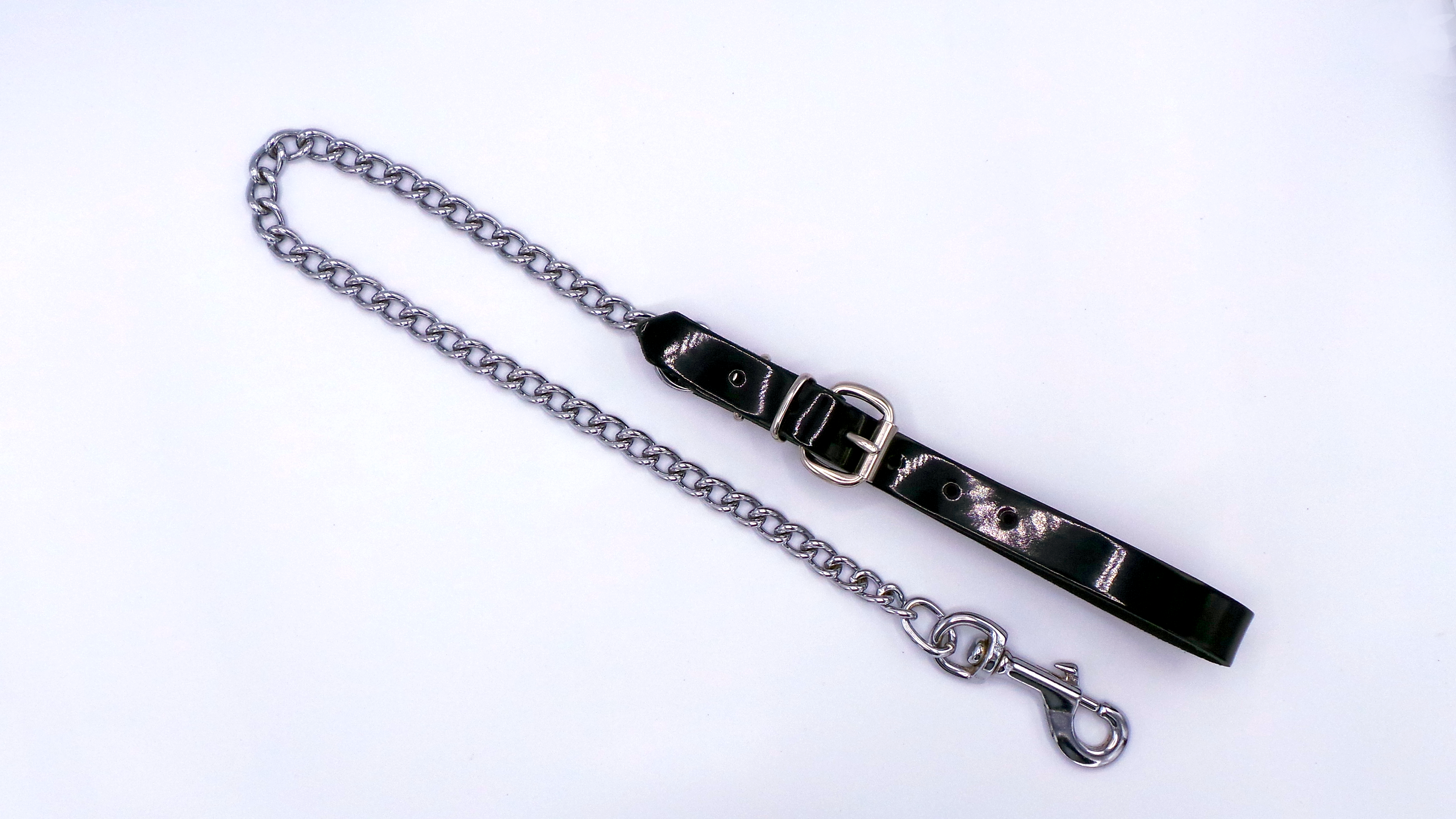 Führungsleine aus silberne Kette und schwarzer Lacklederschlaufe von oben
